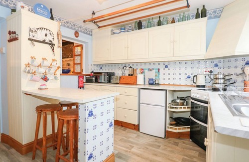 Llanystumdwy House | 6 MAEN Y WERN, pet friendly, character holiday cottage in Criccieth