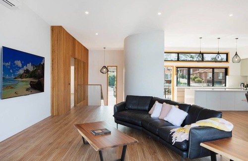 Merimbula House | 6 Main Street "SouthWind"