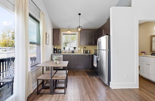 East Nashville House | 6 Mins to Broadway | 2 Bed + 1 Bath | 2 Car Garage