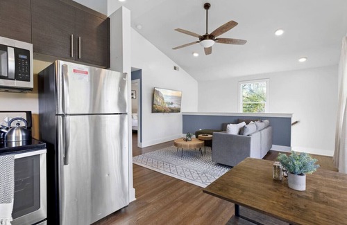 East Nashville House | 6 Mins to Broadway | 2 Bed + 1 Bath | 2 Car Garage