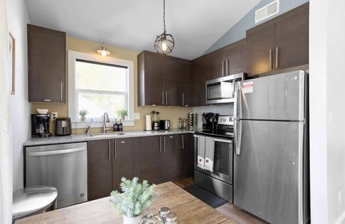 East Nashville House | 6 Mins to Broadway | 2 Bed + 1 Bath | 2 Car Garage