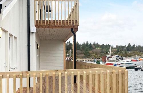 Dyrvik House | 6 person holiday home in Kverva