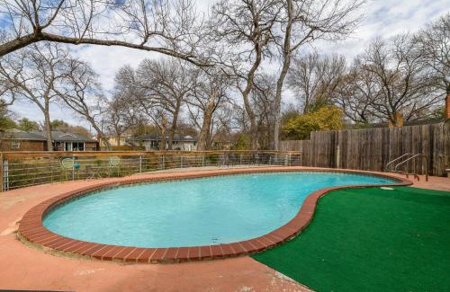 White Rock Hills House | 6 Queen Bed Home Near White Rock POOL & DECK!