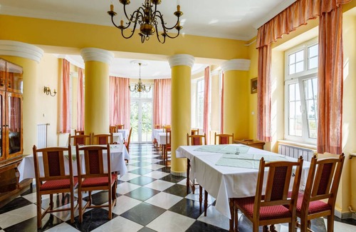 Fonyod Villa | 600 m² Villa ∙ 13 bedrooms ∙ 26 guests