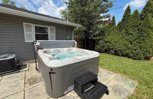 Royal Manor House | 603 Fenchurch Way-Ranch-Hot Tub-Pets-2 King Beds