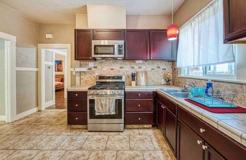 Tower District House | 605 N Poplar Ave · 2 King Beds! Fantastic Stylish Bungalow home!❤️?