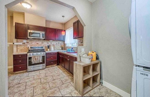 Tower District House | 605 N Poplar Ave · 2 King Beds! Fantastic Stylish Bungalow home!❤️?