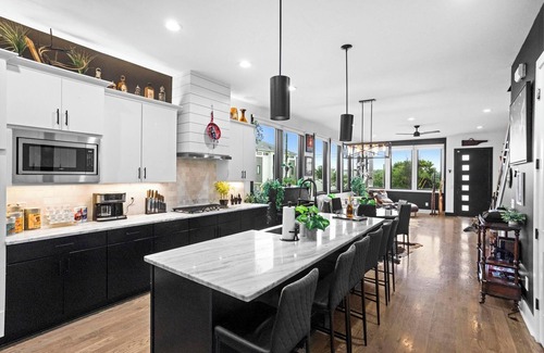 Chestnut Hill House | 615 Funky Jungle! Downtown ⁞ Hot Tub! ⁞
