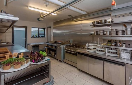 De Kelders Bed & Breakfast | 65onCliff - Otterbaai