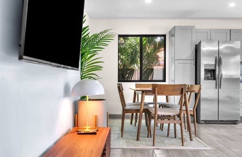 Allapattah House | 6BR|4BA | Casa Artarian | Near Design District