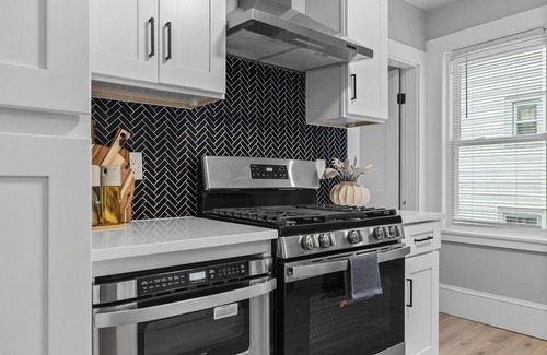 West Somerville Apartment | 6BR3BATH 16G + FREE 4 Parking + Outdoor Furniture