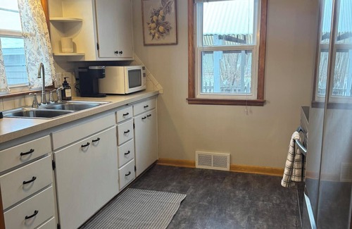 Elk River House | 6th Street Retreat- Fenced 4BR/1BA MidTerm stay ok
