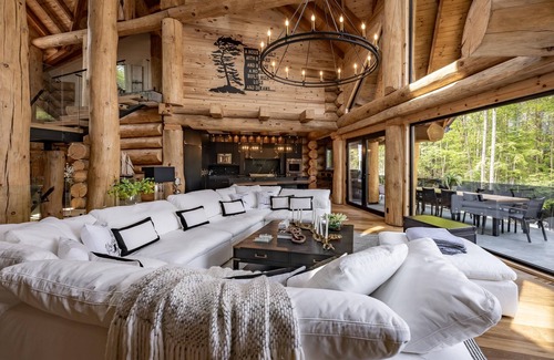 Gravenhurst Cottage | 7 bed 6 bath cottage on Lake Muskoka