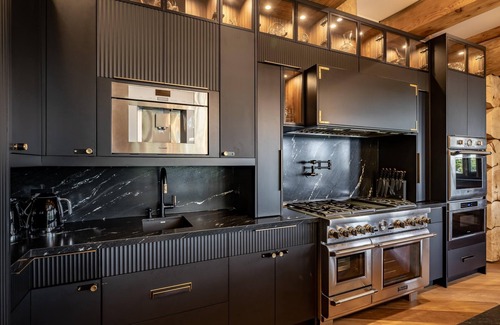 Gravenhurst Cottage | 7 bed 6 bath cottage on Lake Muskoka
