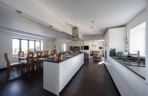 Aberdeen House | 7 Bed Barn with Hot Tub, Cinema and Games Room