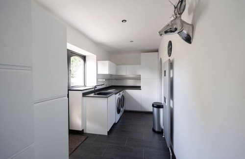 Aberdeen House | 7 Bed Barn with Hot Tub, Cinema and Games Room