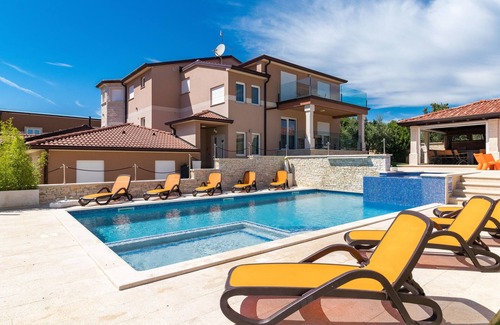Valtura House | 7 bedroom cozy home in Valtura