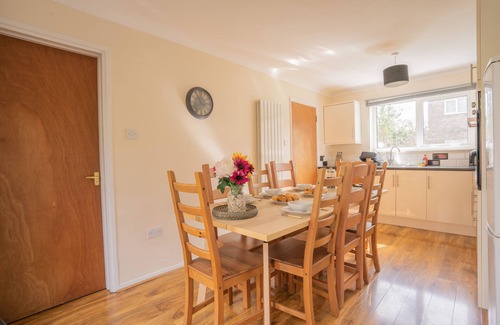Peterborough House | 7 beds, perfect for contractors or large groups, free wi-fi