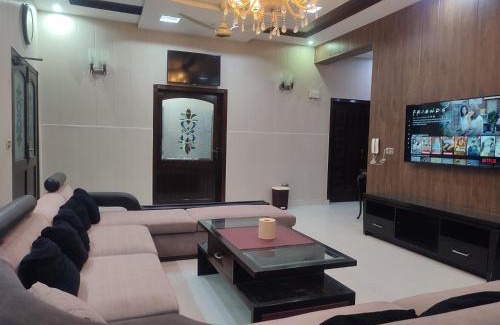 Lahore House | 7 BR Serviced Holiday Home Near Emporium Mall