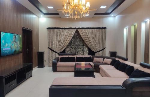 Lahore House | 7 BR Serviced Holiday Home Near Emporium Mall
