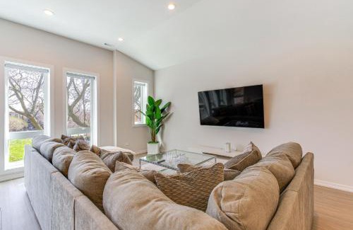 Washington Park Apartment | 7 Mi to Downtown Luxe Chicago Condo