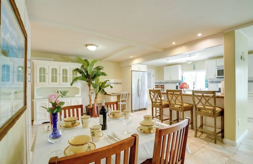 Kalihi Valley House | 7 Mi to Waikiki: Airy Retreat Near Shops & Eats!