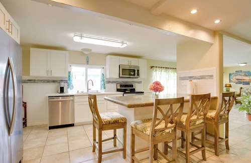Kalihi Valley House | 7 Mi to Waikiki: Airy Retreat Near Shops & Eats!