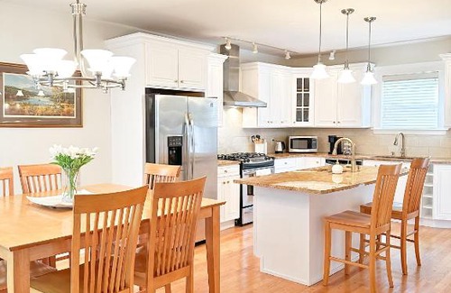 West New Haven House | 7 Mins drive to Yale, Large fenced yard