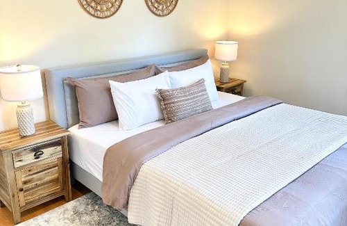 West New Haven House | 7 Mins drive to Yale, Large fenced yard