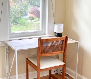 West New Haven House | 7 Mins drive to Yale, Large fenced yard