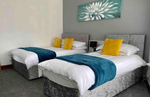 Cwmbrwla Apartment | 7 Person Home Flat w Parking - Near Swansea Centre
