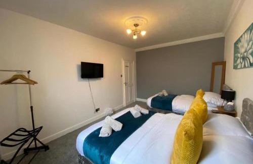 Cwmbrwla Apartment | 7 Person Home Flat w Parking - Near Swansea Centre