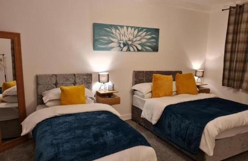 Cwmbrwla Apartment | 7 Person Home Flat w Parking - Near Swansea Centre