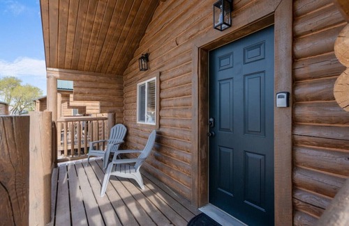 St. Charles Cabin | #7 Western Cabin, Newly Remodeled! AC! Sleeps 3!