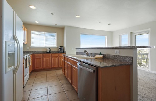 Westport Condo | 711 Beachfront Condo - seabreeze, easy access, and oceanfront!