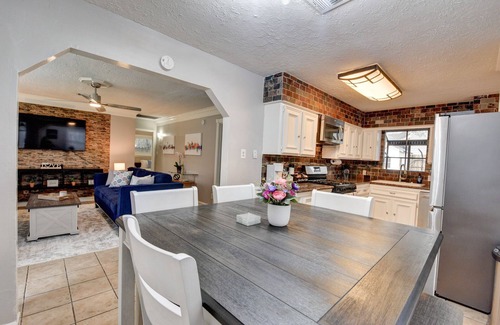 Greater Heights House | 713 Casita Centrally Located in Greater Houston Heights!