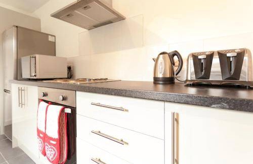 Crawley Apartment | 76 m² Apartment ∙ 4 bedrooms ∙ 8 guests