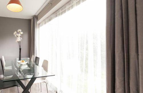 Crawley Apartment | 76 m² Apartment ∙ 4 bedrooms ∙ 8 guests
