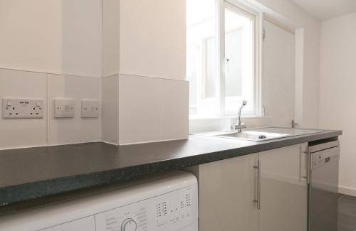 Crawley Apartment | 76 m² Apartment ∙ 4 bedrooms ∙ 8 guests