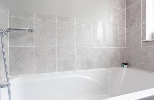 Crawley Apartment | 76 m² Apartment ∙ 4 bedrooms ∙ 8 guests