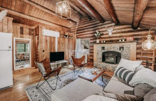 Warnick House | 76GS - Genuine Log Cabin - WiFi - Pets Ok - Sleeps 4 home