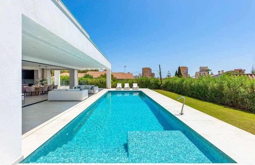 Benalmadena Costa Villa | 797 HOLIDAY RENTALS - Lujosa y moderna villa en Puerto marina