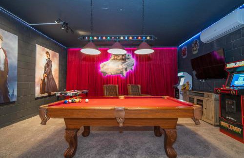 Kissimmee House | 7BR Dream Home - Cinema, Game Room, Themed Rooms & Hot Tub!