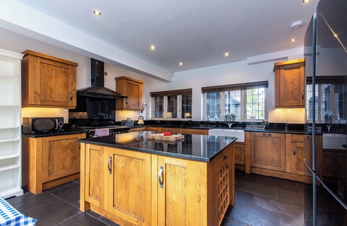 Stapleford House | 7BR Home in Nottingham – Perfect for Large Groups
