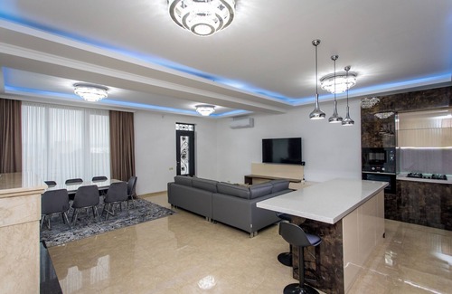Vake-Saburtalo Villa | 7mins-Tbilisi Mall/19mins-Jvari Monastery.nFab and cosy home with swimming pool!