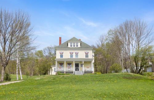 Jefferson House | 7PH Sunny Farmhouse Retreat, AC, Game Room, Dog Friendly