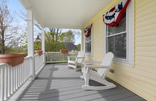 Jefferson House | 7PH Sunny Farmhouse Retreat, AC, Game Room, Dog Friendly