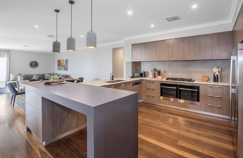 West Busselton House | 7th Heaven- Large secure backyard, WIFI, Ducted A/C
