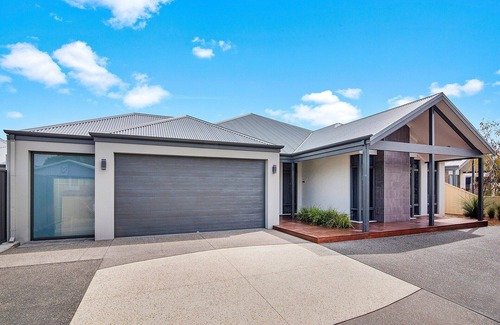 West Busselton House | 7th Heaven- Large secure backyard, WIFI, Ducted A/C