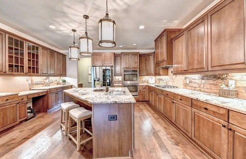 Suwanee House | 8-bedroom Luxury Home, 4.8 Acre w/Pool, Minutes to Suwanee downtown and Lake